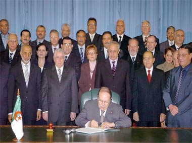 Bouteflika convoque le gouvernement pour un Conseil de ministres : des mesures par ordonnance pour éviter une « extrapolation » à l’Assemblée