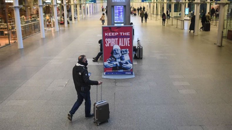 السلالة الجديدة لكورونا تعلق رحلات الإجلاء من بريطانيا