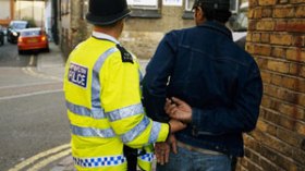 لندن توافق على ترحيل 30 جزائريا موقوفا بالسجون البريطانية