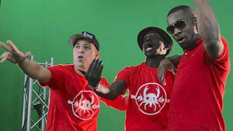 “دوبل كانون” يتبرأ من أغنية “كأس إفريقيا” لتضمنها صورا خليعة!