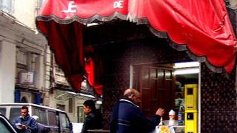 “ملك اللوبيا” يجمع الوزراء والفقراء على طاولة واحدة