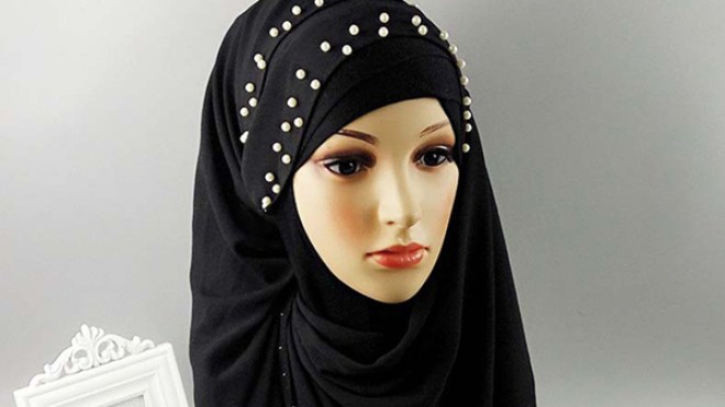 “اللؤلؤ” لتزيين الخمار لمسة أنوثة