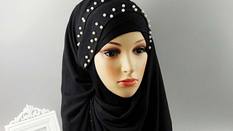 “اللؤلؤ” لتزيين الخمار لمسة أنوثة