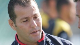 خالد لونيسي يرمي المنشفة بعد تعثرين