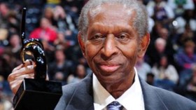 وفاة أول لاعب سلة أميركي محترف من أصول إفريقية