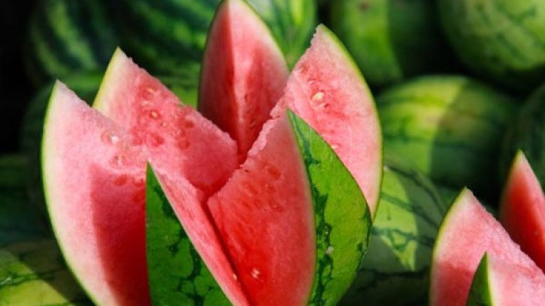 علمي زوجك كيف يشترى بطيخة جيدة؟!