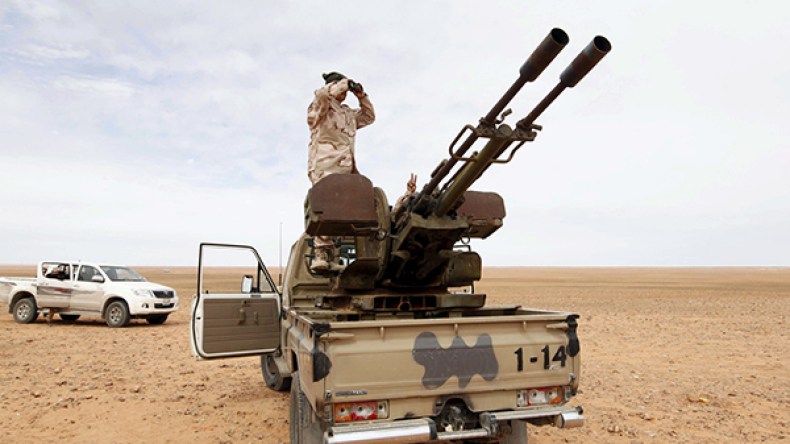 قرد يشعل حربا بالأسلحة الثقيلة بليبيا