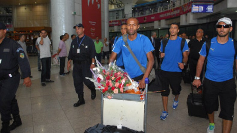 المنتخب الليبي يحل بالجزائر ويشيد بحسن الاستقبال