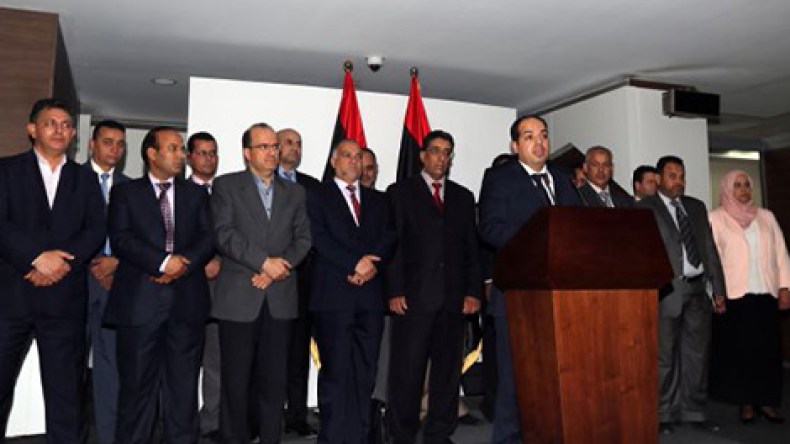 حكومة ليبيا الجديدة تعقد أول اجتماعاتها رغم رفض السابقة تسليمها السلطة