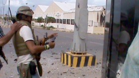 نساء وأطفال يقاتلون في صفوف كتائب القذافي في سرت