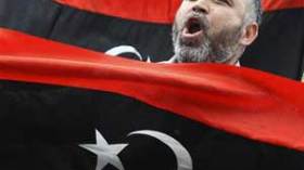 علم ليبيا الجديد يرفرف فوق بني وليد