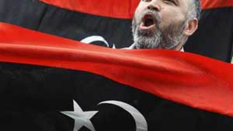 علم ليبيا الجديد يرفرف فوق بني وليد