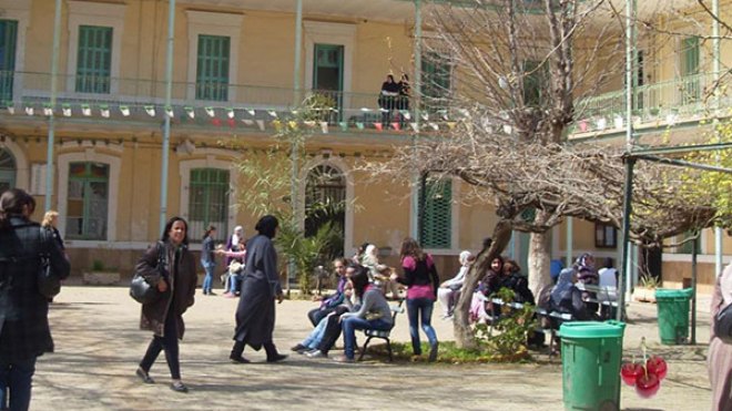 تلميذ يعتدي بـ “نطحة زيدان” على أستاذة ضبطته يغش في الامتحان
