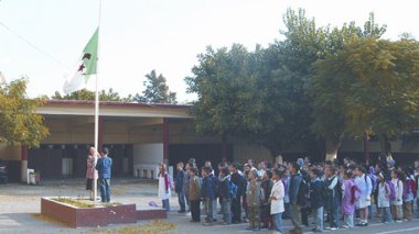 Les moudjahidine critiquent : inculquer l’esprit du patriotisme ne se fait pas par la levée obligatoire du drapeau par les élèves