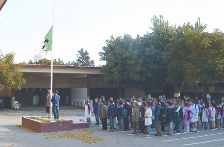 Les moudjahidine critiquent : inculquer l’esprit du patriotisme ne se fait pas par la levée obligatoire du drapeau par les élèves