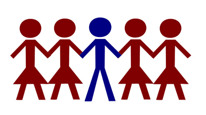 متزوج بأربعة نساء يروي كيف يعيش معهن في منزل واحد!