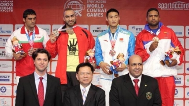 إيقاف المصارع المصري محمد يوسف حامل شعار “رابعة”