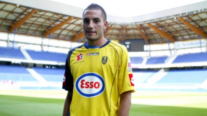 مغني في “السنافر” لموسمين