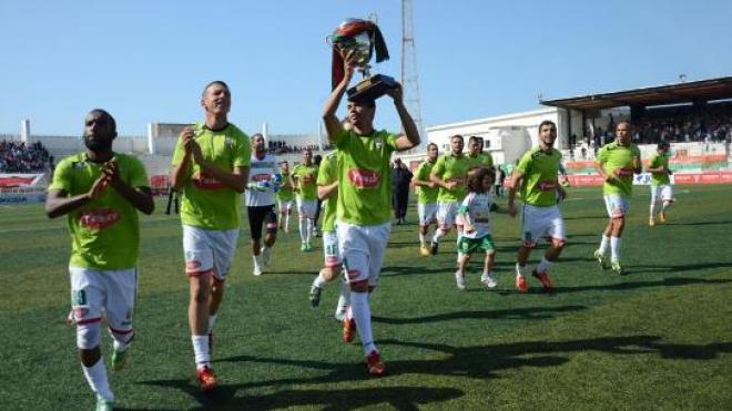 لاعبو المولودية يحتفلون مع “الشناوة” بكأس الجمهورية