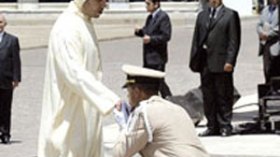 محمد السادس يمنع المغاربة من تقبيل يده