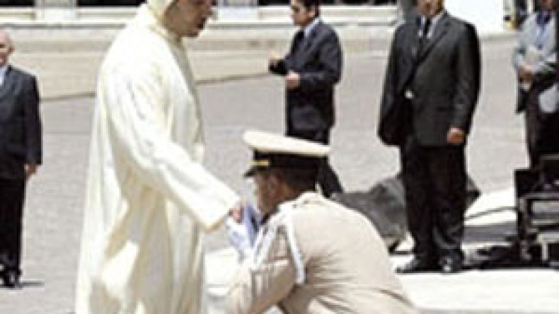 محمد السادس يمنع المغاربة من تقبيل يده