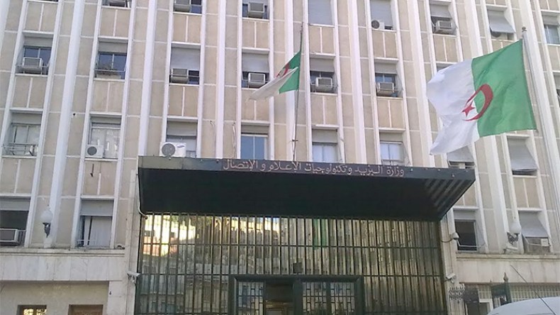 مناصب سامية وحساسة براتبين وموظفين اثنين في وزارة البريد!