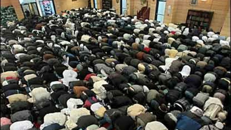 مواجهات‭ ‬أثناء‭ ‬افتتاح‭ ‬مسجد‭ ‬محمد‭ ‬السادس‭ ‬بـسانت‭ ‬ايتيان