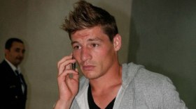 “فرانس فوتبال” تحقد على مهدي مصطفى وتصفه بـ اللّعين