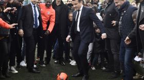 الرئيس الفرنسي الجديد يعشق الكرة وله فريق يُناصره