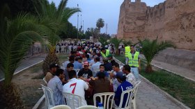 موائد إفطار عملاقة تغزو الشوارع