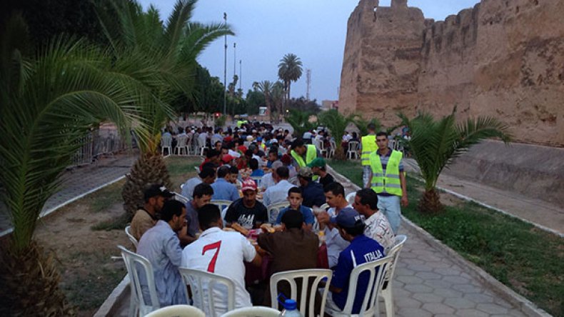 موائد إفطار عملاقة تغزو الشوارع