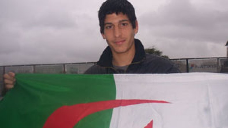 مهاجم راسينغ باريس سالم مبروك يصنع الحدث بفرنسا