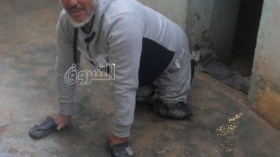 مبروك يمشي على يديه وركبتيه.. يعمل ولا يتسوّل
