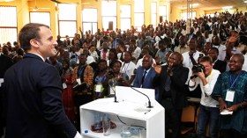 ماكرون و طلبة بوركينا فاسو.. العرقُ البارد!