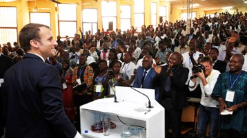 ماكرون و طلبة بوركينا فاسو.. العرقُ البارد!