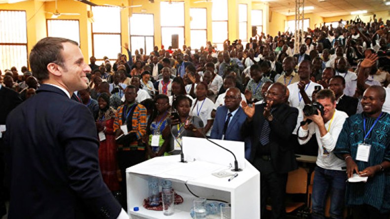 ماكرون و طلبة بوركينا فاسو.. العرقُ البارد!