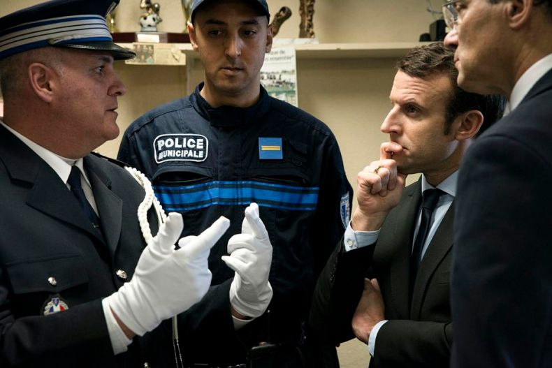France: des syndicats policiers remontés contre Emmanuel Macron