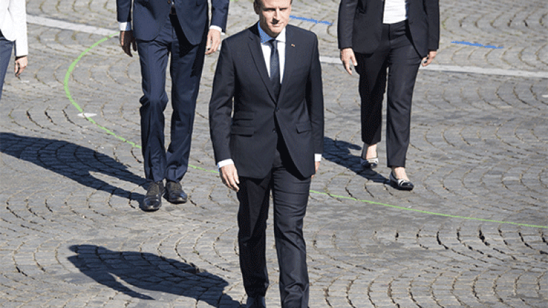 ماكرون سيرا على الأقدام في شوارع العاصمة!