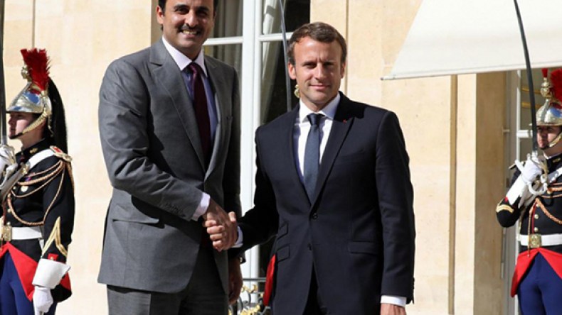 ماكرون يدعو الى رفع الحصار عن قطر