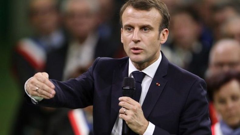 Macron  salue la décision de Bouteflika