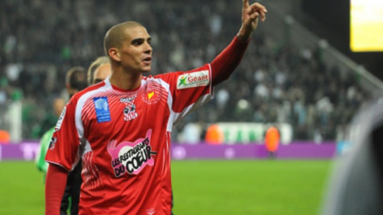 مجاني يشكو آلاما في المعدة