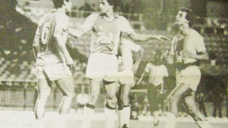 بن شيخ وماجر تشابكا أمام 50 ألف متفرج عام 1983