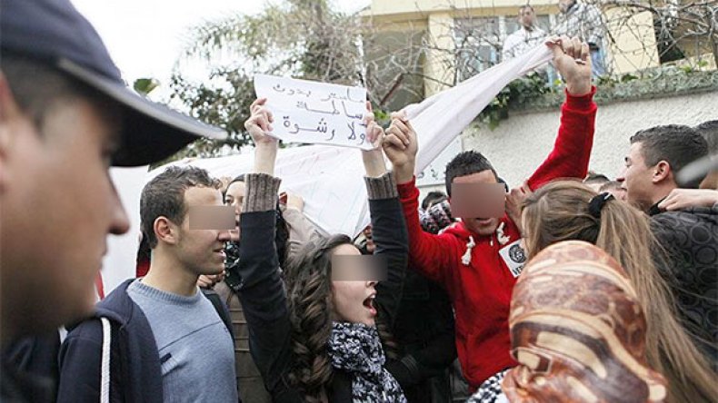 طلبة المجاستير يعودون للاحتجاج أمام مقر وزارة التعليم العالي