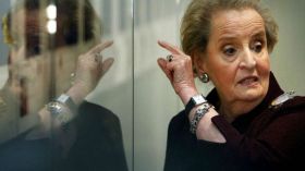 مادلين أولبرايت تتحدى ترامب وتتعهد بالتسجيل كمسلمة