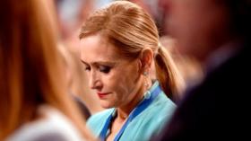 رئيسة حكومة مدريد تستقيل بعد أن ضُبطت وهي تسرق!