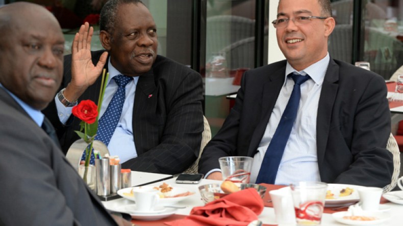 الإعلام المغربي يفتح النار على الجزائر والفاف