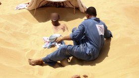 مرضى يُقبرون أحياء في سبيل الشفاء بأدرار