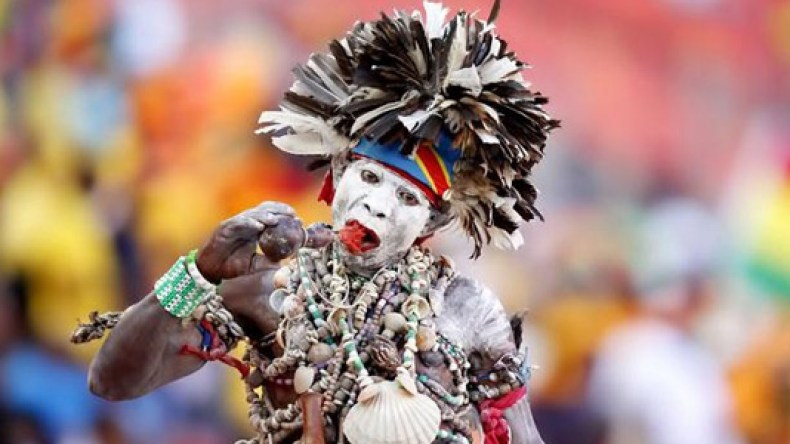 البوركينابيون يستعينون بـ”مامي واتا” لحماية شباكهم من أهداف محاربي الصحراء