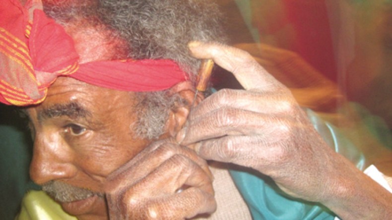 قطع اللّسان وبقر البطن وتحويل التراب إلى بخور!