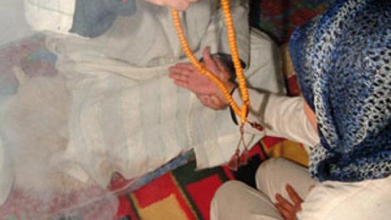 الشوافتان تنومان ضحاياهما مغناطيسيا وتسرقان المجوهرات